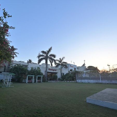 Hotel Sadanand Ankleshwar Bagian luar foto