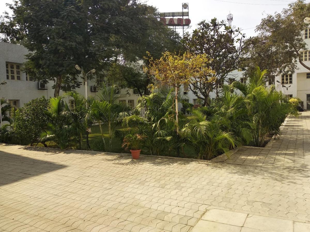 Hotel Sadanand Ankleshwar Bagian luar foto