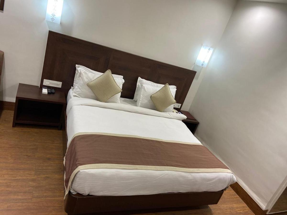 Hotel Sadanand Ankleshwar Bagian luar foto