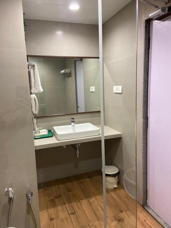 Hotel Sadanand Ankleshwar Bagian luar foto