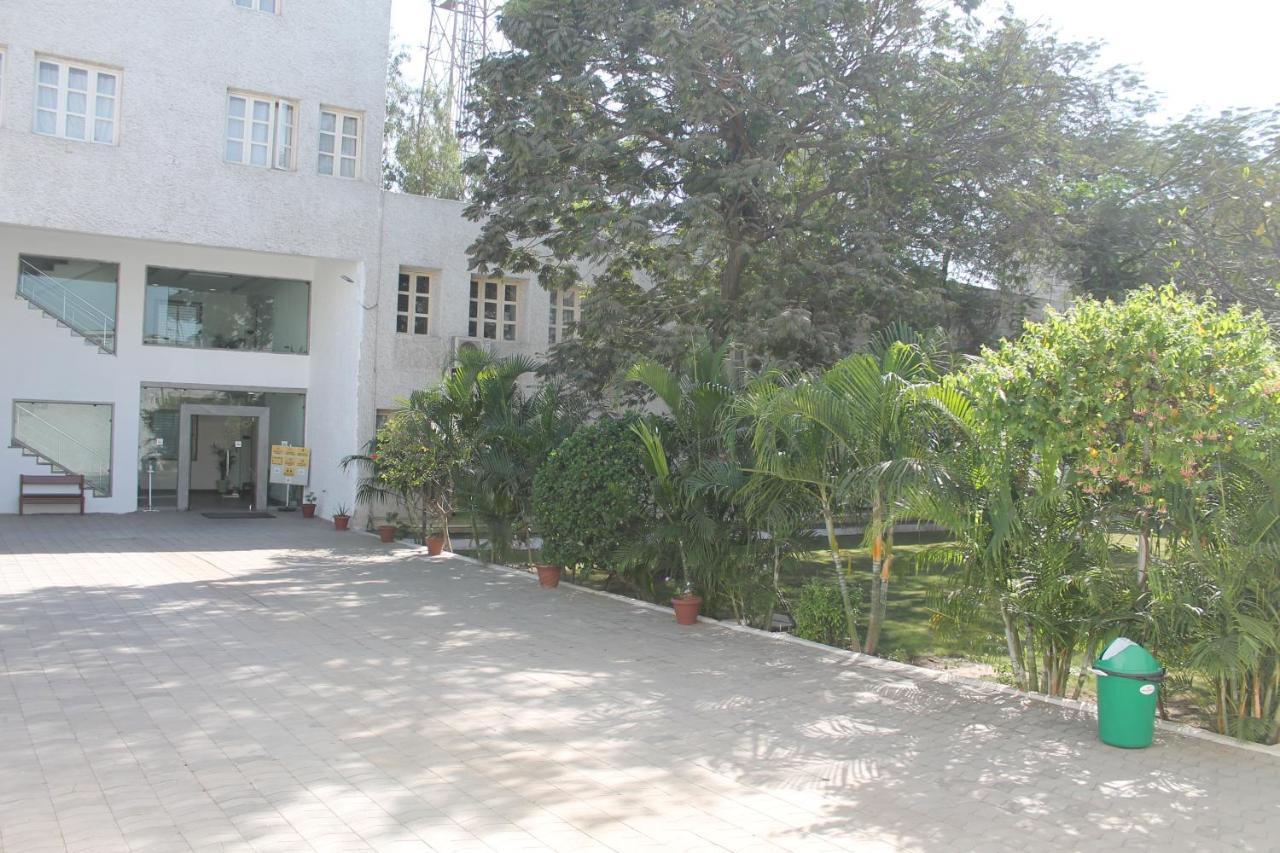 Hotel Sadanand Ankleshwar Bagian luar foto