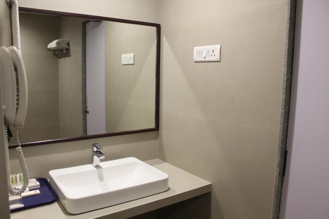 Hotel Sadanand Ankleshwar Bagian luar foto