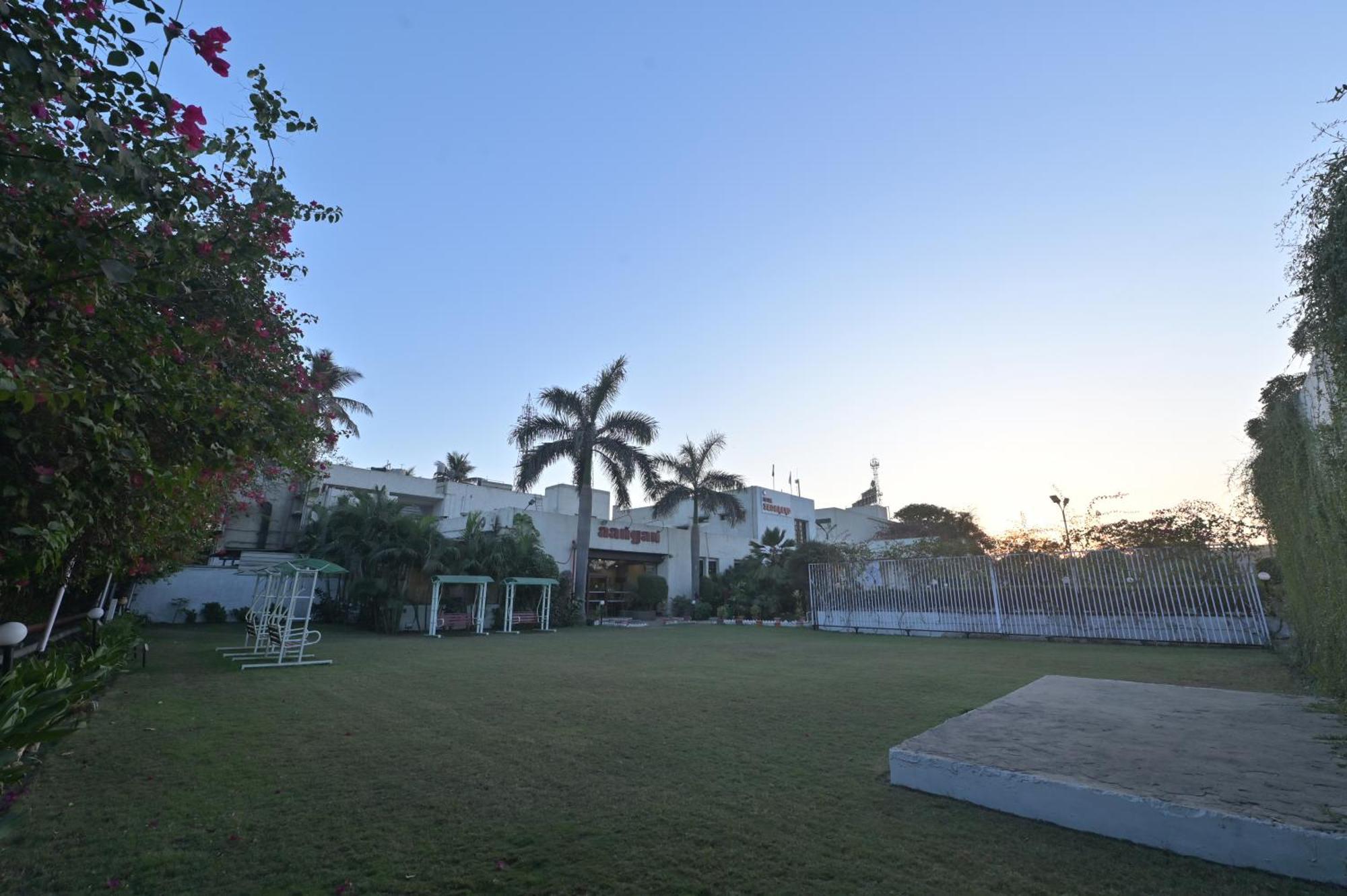 Hotel Sadanand Ankleshwar Bagian luar foto