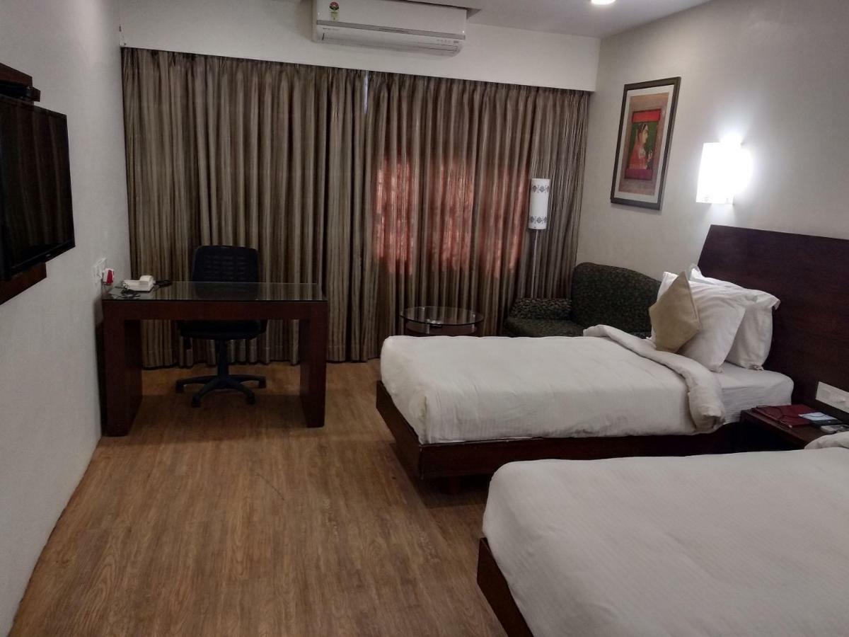 Hotel Sadanand Ankleshwar Bagian luar foto
